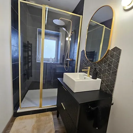Chic, Contemporaine Au Pied De La Cathedrale